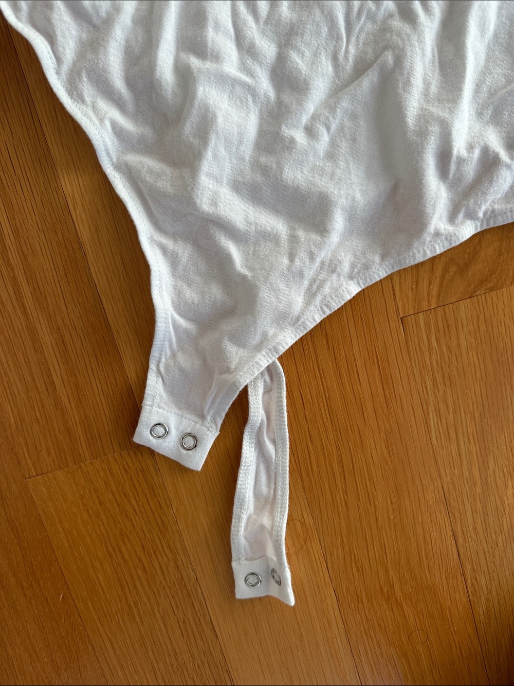 DANIELLE BERNSTEIN White Crewneck Tee with snap for onsie - Picture 3 of 4
